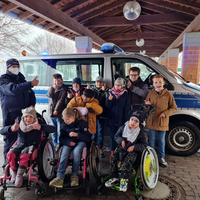 Klasse 4b (vergrößerte Bildansicht wird geöffnet)