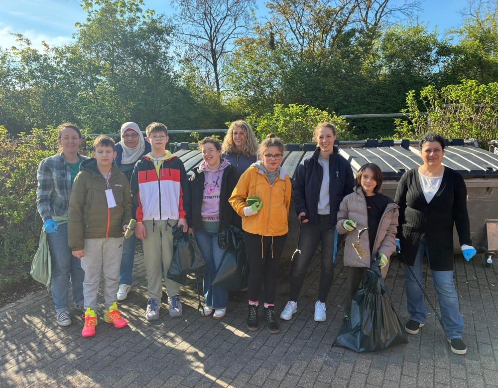 Kinder sammeln Müll